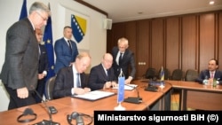 Sporazum o raspoređivanju graničara EU na teritoriji BiH su parafirali Henrik Nielsen, direktor za Šengen pri Evropskoj komisiji (lijevo), i Mirko Kuprešaković, direktor Granične policije BiH, u Sarajevu, 18. 12. 2024.