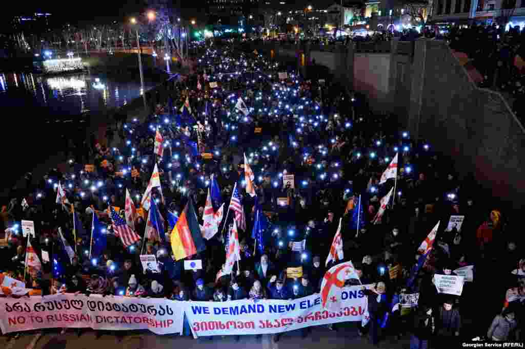 Učesnici marša koji pozivaju na nove izbore šetaju autoputem u centru Tbilisija, 15. februara.