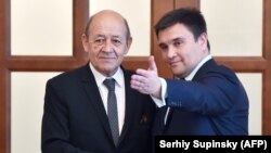 Голова МЗС України Павло Клімкін (п) зі своїм французьким колегою Жаном-Івом Ле Дріаном, Київ, 23 березня 2018 року