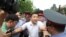 "Тезекпром" акциясынын катышуучуларын милиция кармап кетүүдө. Бишкек. 9-июнь, 2014-жыл. 
