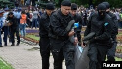 Сотрудники полицейского спецназа задерживают участников антиправительственного митинга в день президентских выборов. Алматы, 9 июня 2019 года.