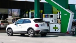 Pompë karburantesh në Prishtinë. 