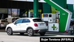 Pompë karburantesh në Prishtinë. 
