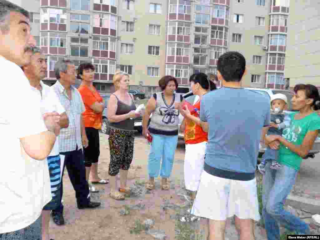 Бывшие жители комплекса «Бесоба» живут в разных районах Караганды. На фото: Инициативная группа жителей домов «Бесоба». Караганда, 24 июля 2012 года.