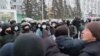 Протесты в Семее: протестующие уговаривают полицию присоединиться