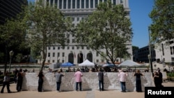 گروهی از والدینی که می‌گویند فرزندان‌شان را به دلیل شبکه‌های اجتماعی از دست داده‌اند، مقابل دادگاهی در لس‌آنجلس، ۵ فروردین