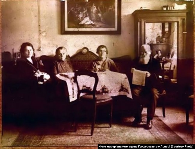 Катерина і Марія Грушевські, Ольга Коссак (дружина Івана Коссака), Михайло Грушевський. 19 січня 1924 року