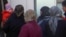 Близкие обвиняемых в членстве в "Хизб-ут Тахрире" стоят около здания Ошского областного суда.