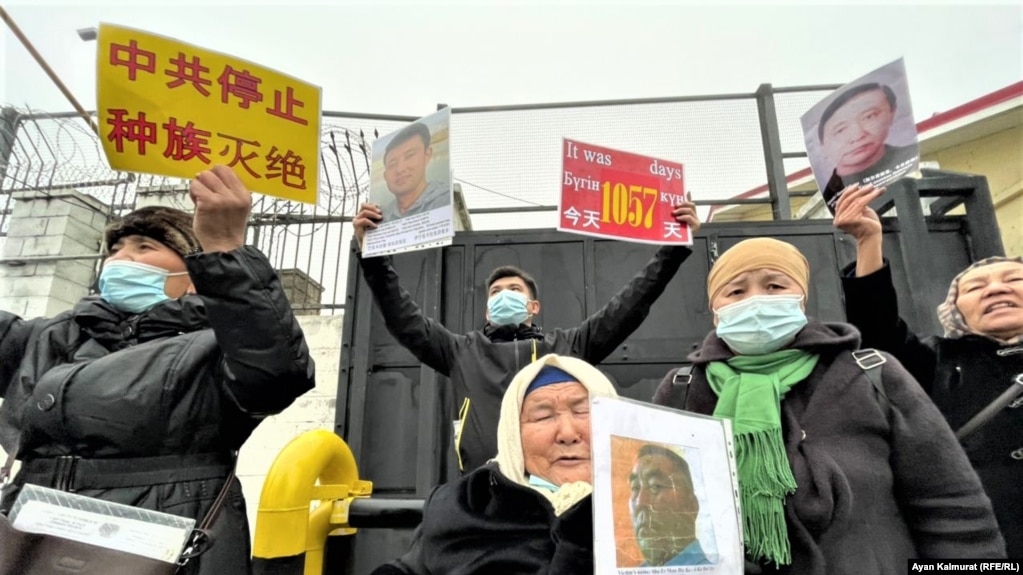 Казахи родом из Китая проводят пикет у консульства этой страны в Алматы, требуя освободить их близких, которые находятся под стражей в Синьцзяне либо которым препятствуют в выезде в Казахстан