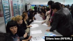 Еңбек жәрмеңкесіне жұмыс іздеп келгендер жұмыс берушілердің өкілдерімен сұхбаттасып жатыр (Көрнекі сурет).