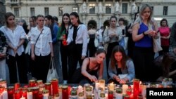 Ljudi pale sveće na trgu u Gracu nakon smrtonosne pucnjave u školi, Austrija, 10. juna 2025.