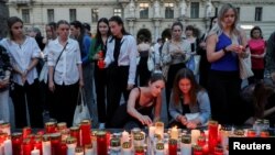 Njerëzit mblidhen për të ndezur qirinj në sheshin kryesor pas të shtënave vdekjeprurëse në një shkollë në Grac, Austri, 10 qershor.