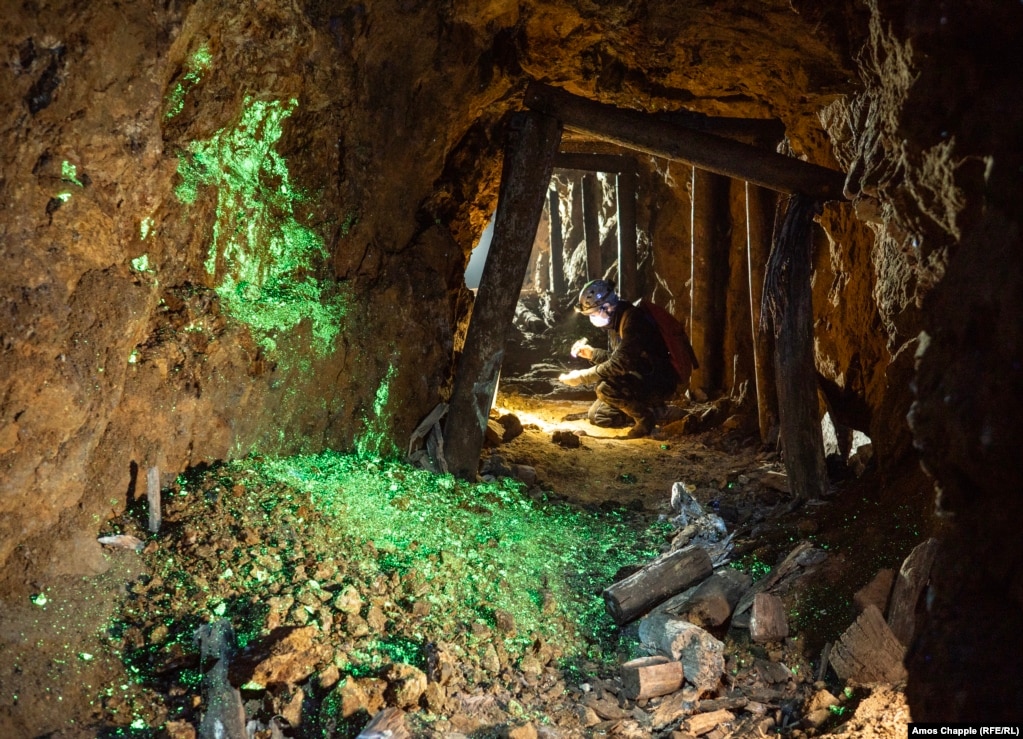 بلورهای سرشار از اورانیوم در زیر نور فرابنفش، در داخل یک معدن متروکه شوروی در جنوب جمهوری چک، در ۴ نوامبر میدرخشند. کاوشگران در این کشور اروپای مرکزی در حال بازکشف معادنی هستند که در دهه ۱۹۶۰ رها شده بودند؛ معادنی که زمانی زندانیان سیاسی در آنها مجبور بودند مواد معدنی رادیواکتیو را برای برنامه تسلیحات هستهای اتحاد جماهیر شوروی استخراج کنند.عکس: ایموس چپل / رادیو اروپای آزاد/رادیو آزادی