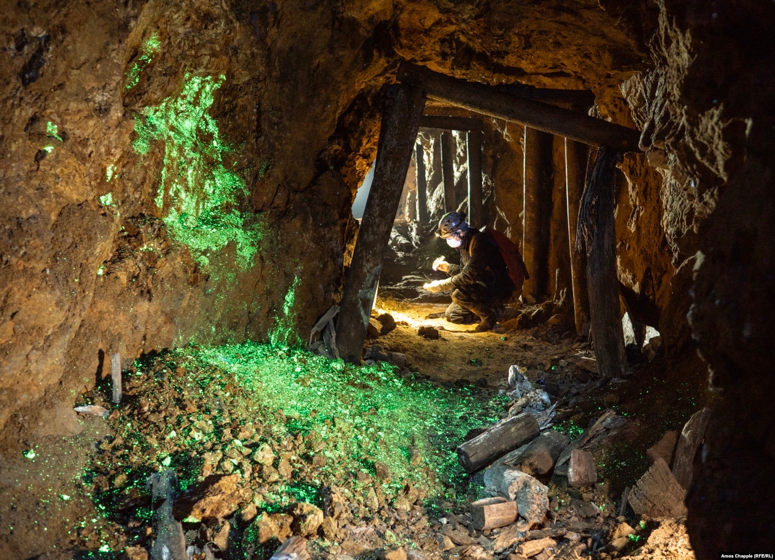 Част от изоставена уранова мина в Южна Бохемия, където кристали отунит светят под ултравиолетова светлина.