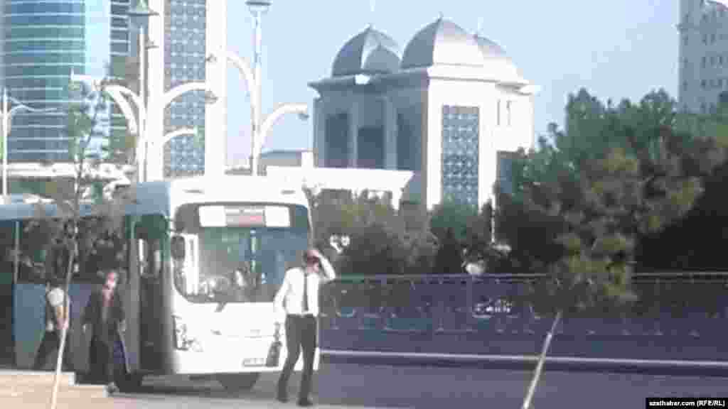 Maskaly ýolgaçylar awtobusdan düşýär. Aşgabat, sentýabr, 2020. 