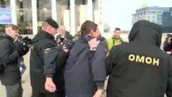 В Беларуси на акции протеста арестовали десятки человек (видео)