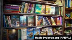 Донеччани розповідають, що їхні діти раз на тиждень вчать у школі українську мову за підручниками, розробленими в угрупованні «ДНР» і надруковані в Донецьку