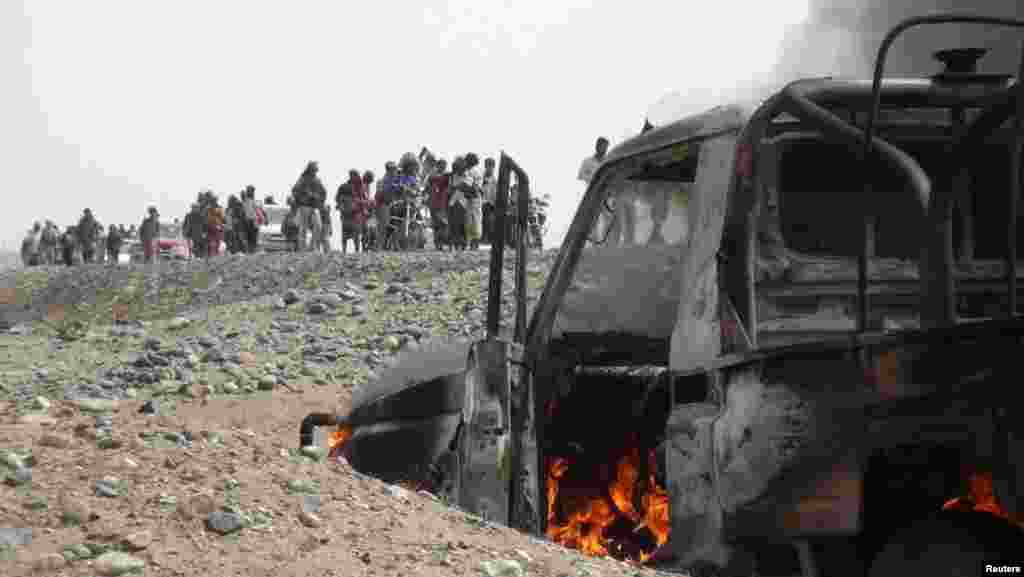 Fighters loyal to Yemen's President Abd-Rabbu Mansour Hadi gather on a road leading to the Al-Anad military and air base in the country's southern province of Lahej. Fighters loyal to Yemen's exiled President Abd-Rabbu Mansour Hadi, bolstered by Gulf Arab support, seized the country's largest military base from Huthi forces on August 3 after heavy combat in which dozens were killed or captured, a pro-Hadi commander said. (Reuters)