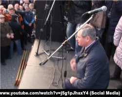 Глава Севастопольской горгосадминистрации Владимир Яцуба стоит коленях на пророссийском митинге. Севастополь, 23 февраля 2014 года