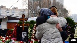Граѓани и денеска оддаваат почит на гробот на рускиот опозициски лидер Алексеј Навални на московските гробишта, 2 март 2024 година.