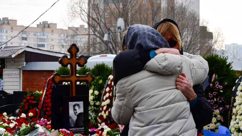 Поддржувачите на Навални и денеска положуваат цвеќиња на неговиот гроб и покрај полициското присуство и апсењата