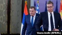  Za razliku od ruskog predsednika Vladimira Putina i mađarskog premijera Viktora Orbana, predsednik Srbije Aleksandar Vučić nije se javno izjašnjavao o podršci Miloradu Dodiku pred izbore. (Foto: Dodik i Vučić u Beogradu 26. avgusta 2020)