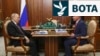 Presidenti rus, Vladimir Putin (majtas) me ish-ministrin rus të Transportit, Roman Starovoit, i shpallur i vdekur më 7 korrik.