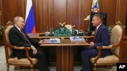 Паднал от прозорец, самоубил се, намерен обесен. Как политици и бизнесмени в Русия умират при странни обстоятелства