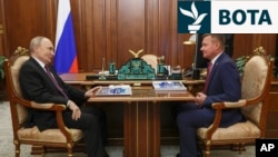 Presidenti rus, Vladimir Putin (majtas) me ish-ministrin rus të Transportit, Roman Starovoit, i shpallur i vdekur më 7 korrik.