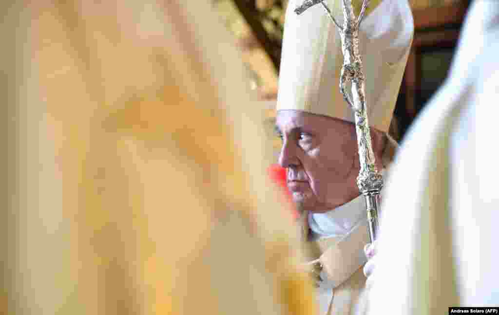 Papa Francisc a oficiat liturghia catolică la Catedrala Sfântul Iosif. Afară,&nbsp;mii de persoane l-au urmărit pe ecranele montate special pentru acest eveniment. 