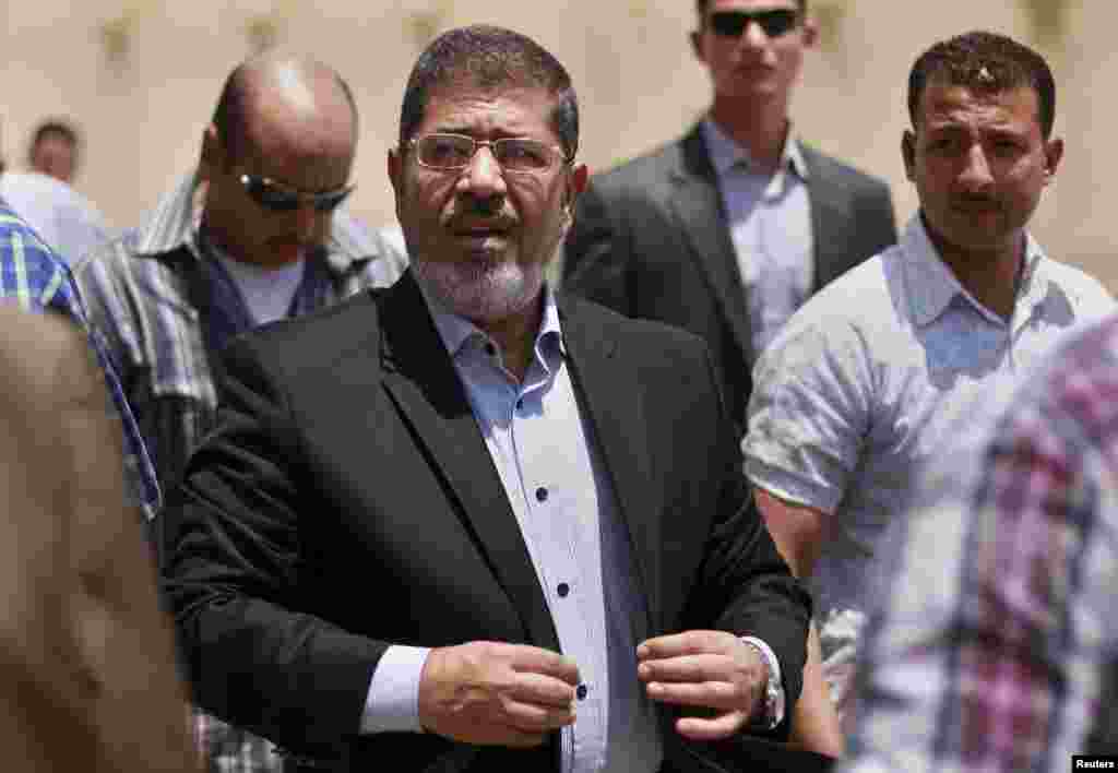 Сайлау нәтижесі жарияланудан екі күн бұрын. Кандидат Мохаммед Мурси жұма намазына келді. Каир, 22 маусым 2012 жыл