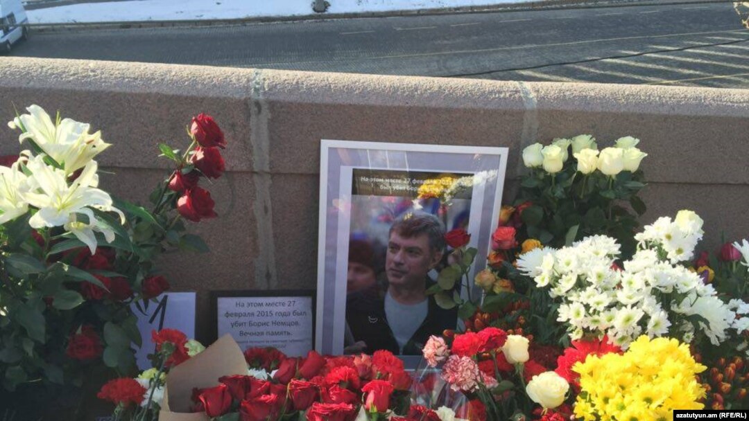 Народный мемориал на месте убийства Бориса Немцова