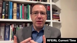 ایلان برمن می‌گوید معترضان جمهوری اسلامی را دوست ندارند، و مدیریت منابع و اقتصاد و بسیاری از چیزهای دیگر را دوست ندارند اما مشخص نیست به‌دنبال چه چشم‌اندازی هستند