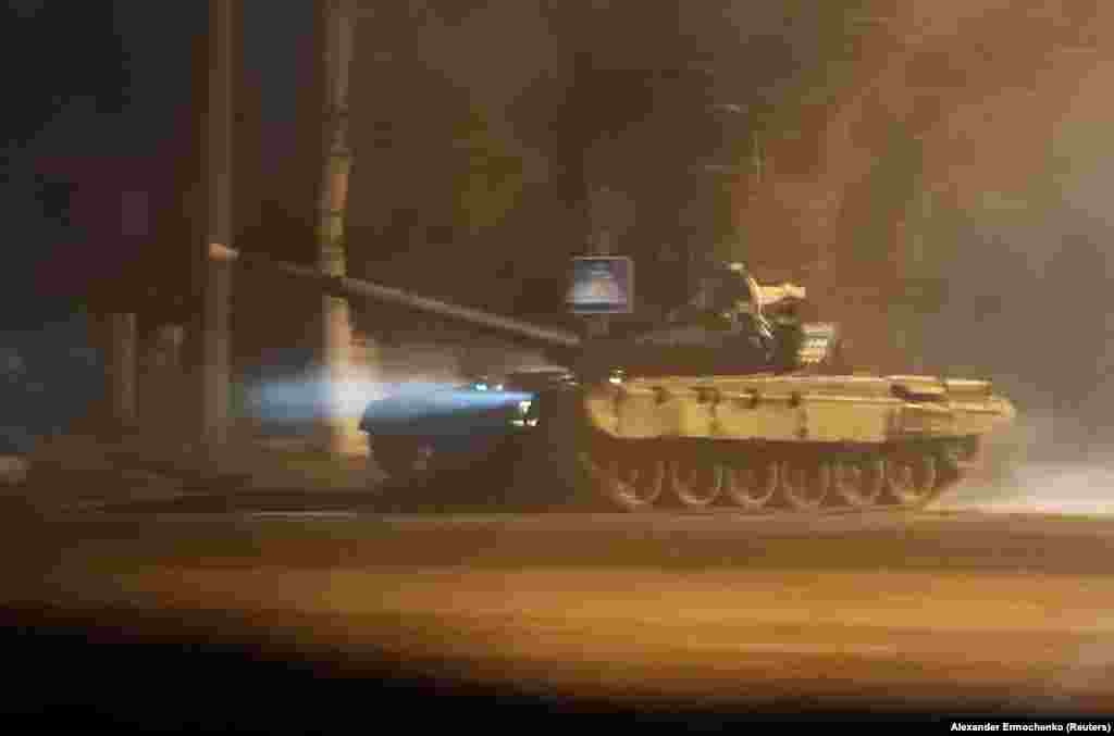 Egy tank hajt végig a szakadárok vezette Donyeck egyik utcáján február 21-én este, miután Putyin elrendelte csapatok küldését a térségbe