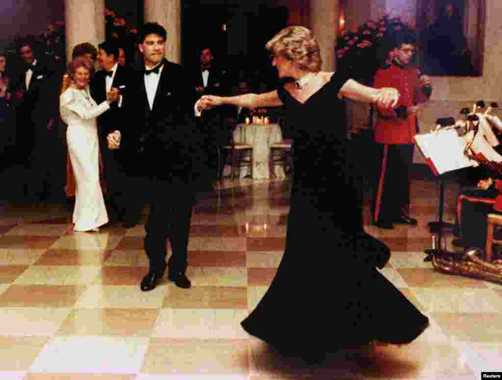 Принцесса Диана в вечернем платье от Виктора Эдельштейна танцует с американским актером Джоном Траволтой в Белом доме в Вашингтоне 9 ноября 1985 г.