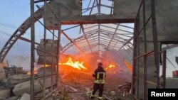 Un pompier ucrainean la locul un depozit din zona Odesa, lovit în atacul rusesc cu drone, 4 septembrie 2023.