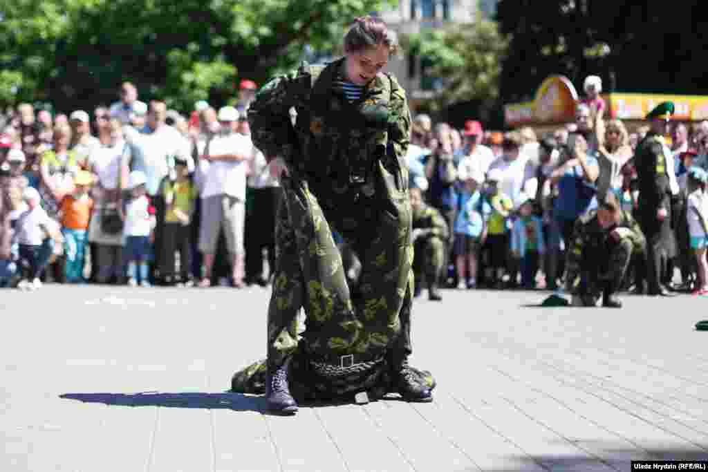 Паказальны выступ курсантаў Вайсковай акадэміі, якія дэманстравалі&nbsp;баявыя навыкі