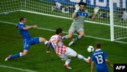 Mario Madžukić postiže pogodak protiv Italije u Poznanju, 14. juni 2012.