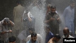 Karaçide adamlar aşa gyzgyn howadan goranýarlar.