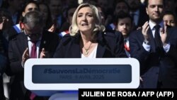 Predsednica krajnje desne francuske stranke Nacionalno okupljanje Marin le Pen govori na skupu u Parizu, 6. april 2025.