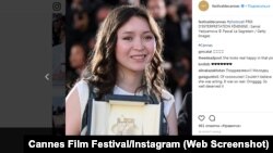 Казахстанская актриса Самал Еслямова с призом Каннского кинофестиваля. Скриншот страницы кинофестиваля в Instagram.