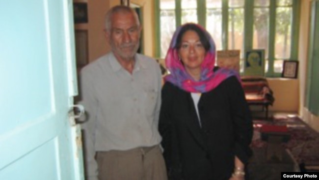فریبا امینی در خانه محل تبعید محمد مصدق در روستای احمدآباد