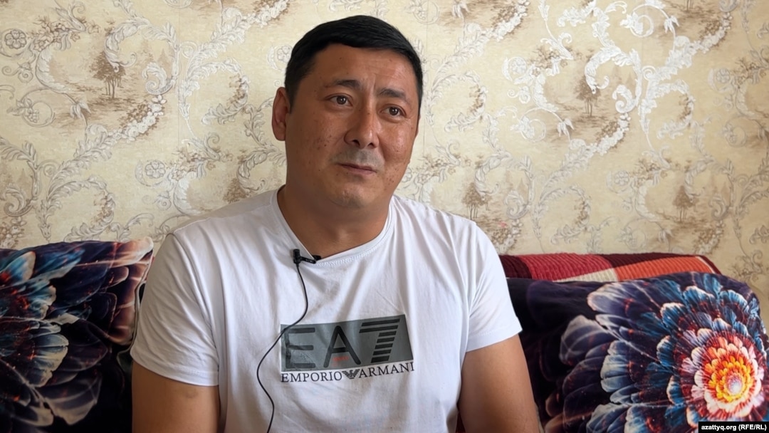 Ақ трусикидегі сексуалды әйелдер аяқтарын жайып жібереді Ресейде мас жыныстық қатынас