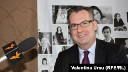 Dirk Schuebel într-o vizită în studioul Europei Libere la Chișinău