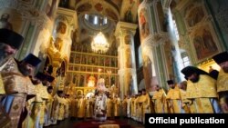 Митрополит Феофан чиркәүләрнең берсендә келәү уздыра