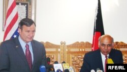 د امریکا سفیر ایکن بیري د افغانستان د ولسمشرۍ د څوکۍ له کاندید اشرف غني احمدزي سره  خبریالانو ته خبرې کوي. 