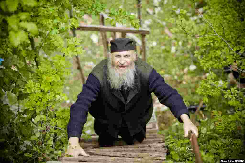 Maksim bütün gününü bu qaya başında, 150 kv m-lik ərazidə keçirir. O, yalnız həftədə bir və ya iki dəfə qayadan yerə enərək ziyarətçilərlə görüşür, onlarla söhbət edir.