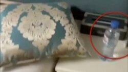 Nawalnynyň topary onuň Tomskda bolan myhman otagyndan "Nowiçok" yzly suw çüýşesiniň tapylandygyny aýdýar