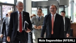 შვედეთის, პოლონეთისა და საქართველოს საგარეო საქმეთა მინისტრები კარლ ბილდტი (მარცხნივ), რადოსლავ შიკორსკი და გრიგორლ ვაშაძე თბილისის ამბასადორიალზე