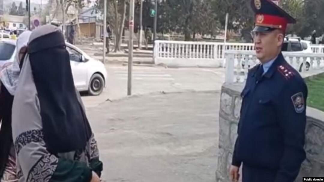 Никабды тыюу тууралуу түшүндүрүү иштерин жүргүзүү учуру. Ош облусу. Апрель, 2025-жыл. (ОИИБ тасмасынан кесинди)
